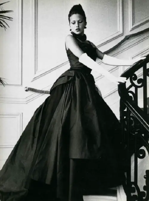 Slim waist, corset, white gloves, black earrings, the contrast of black and white, and Victorian era ideas – this was the new look of 1950s by Christian Dior