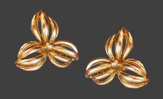 Flower gold tone shoe clips. 3 cm,. 1960s