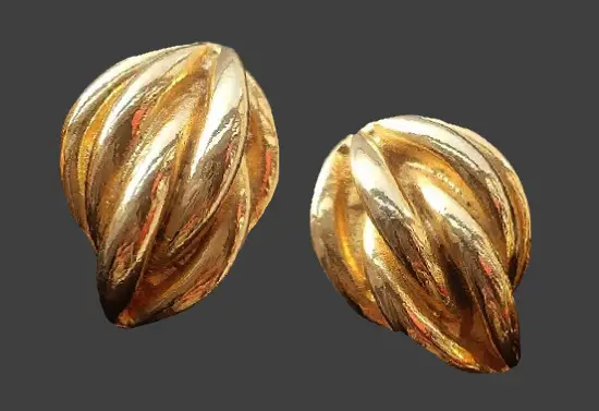Gold tone shoe clips. 2.5 cm. 1970s
