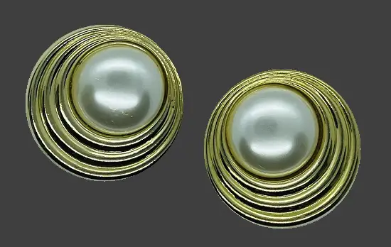 Graduating circles design gold tone faux pearl shoe clips