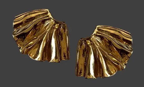 Ruffled texture gold tone shoe clips