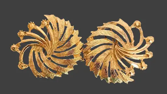 Swirl design gold tone brass belt buckle. 1990s