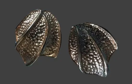 Textured gold tone shoe clips