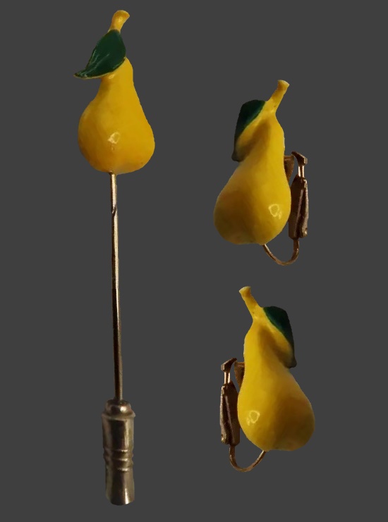 Pear stick pin and earrings of gold tone, enamel